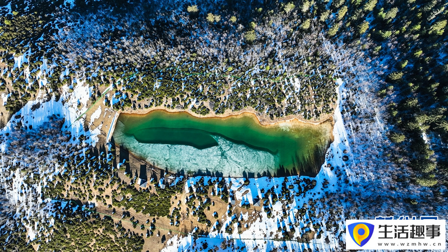 航拍云南迪庆冬日好风光 白雪皑皑湖似翡翠(图3)